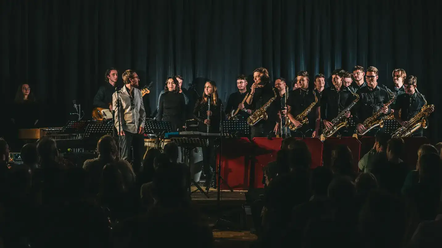 Jugend Big Band Radlje bei einem Auftritt auf der Bühne.