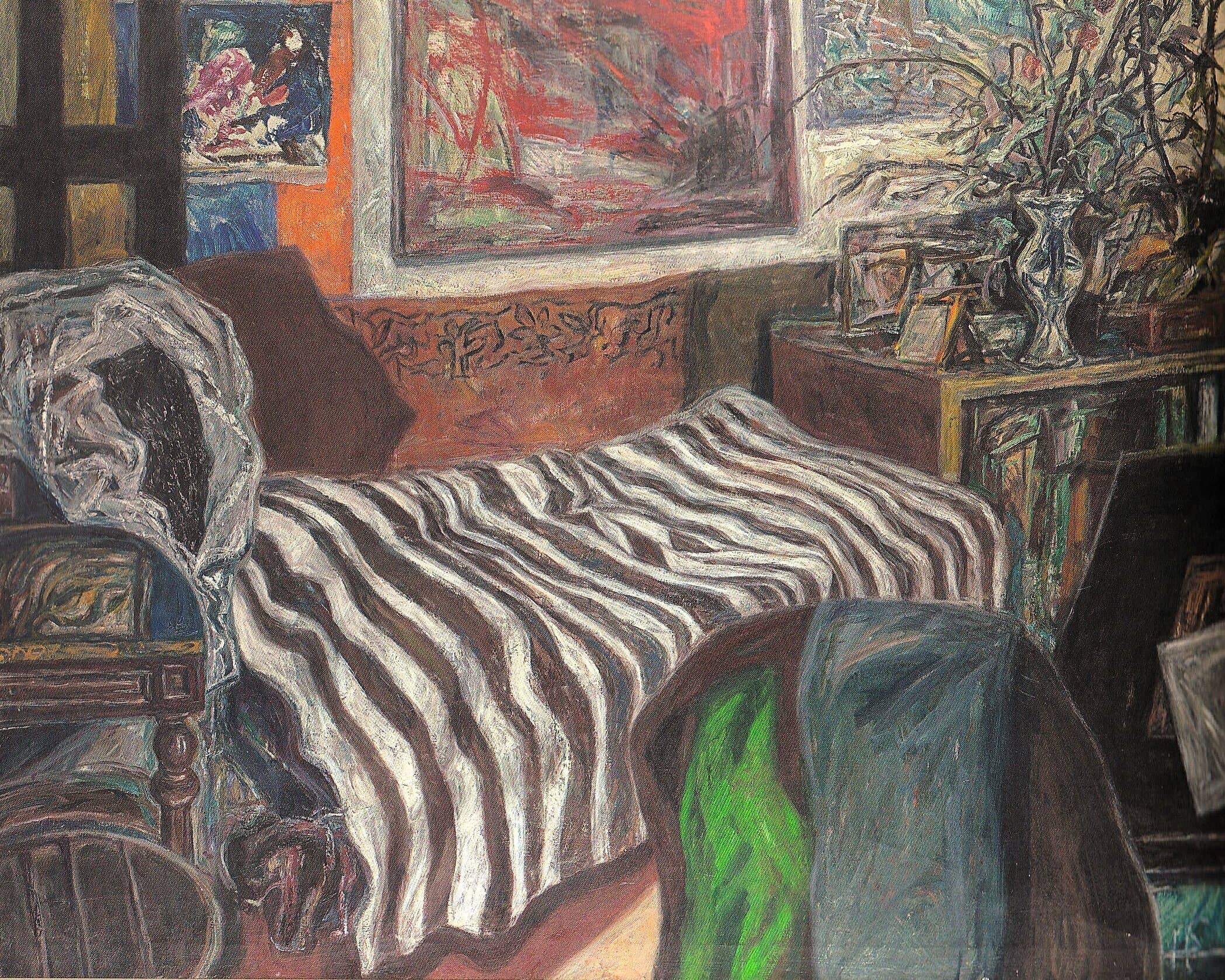 Bett mit gestreiftem Überwurf in einem kunstvollen Wohnzimmer, umgeben von Gemälden und Pflanzen.