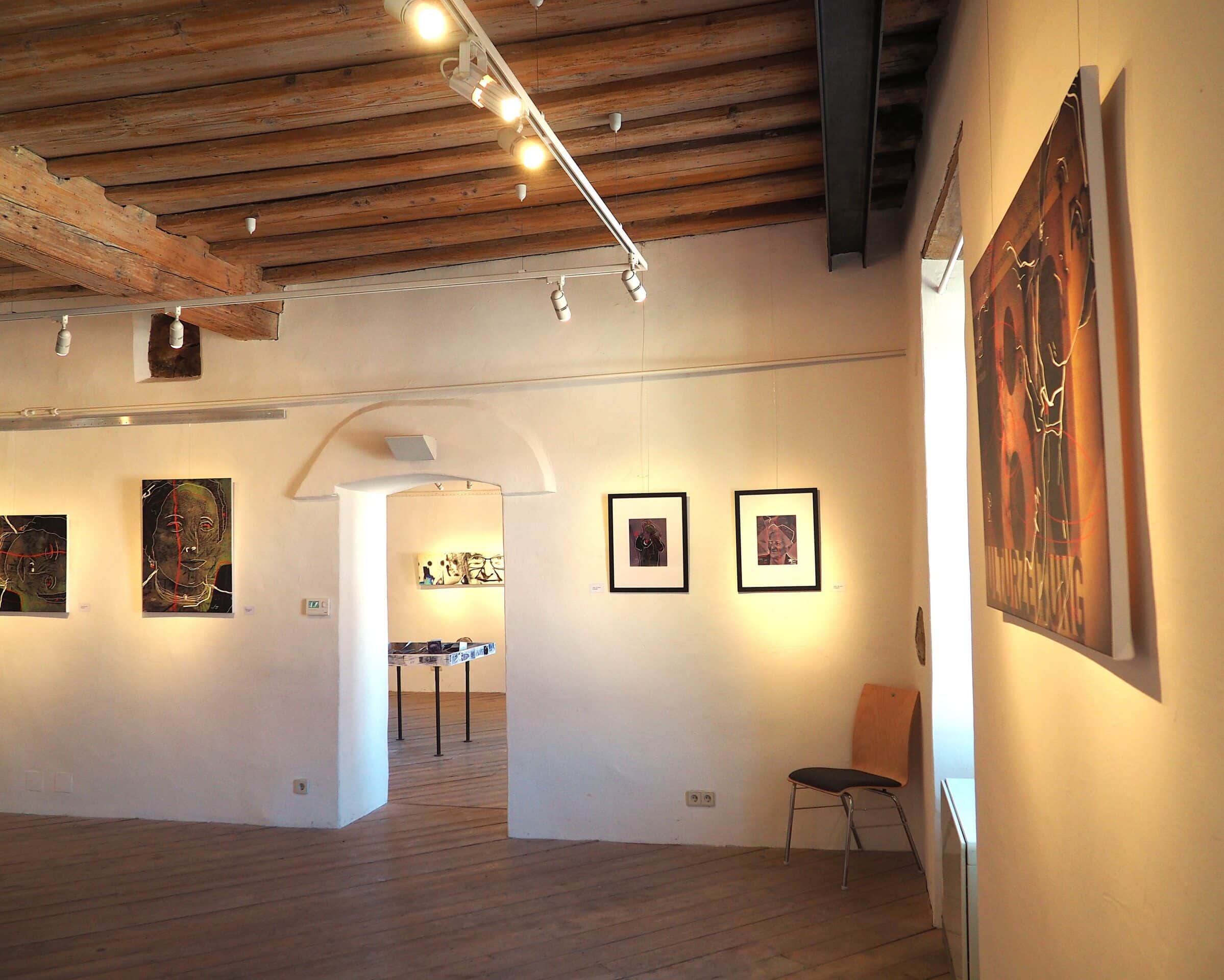 Und Museumsverein Eibiswald, Kunstausstellung in einem hellen Ausstellungsraum.