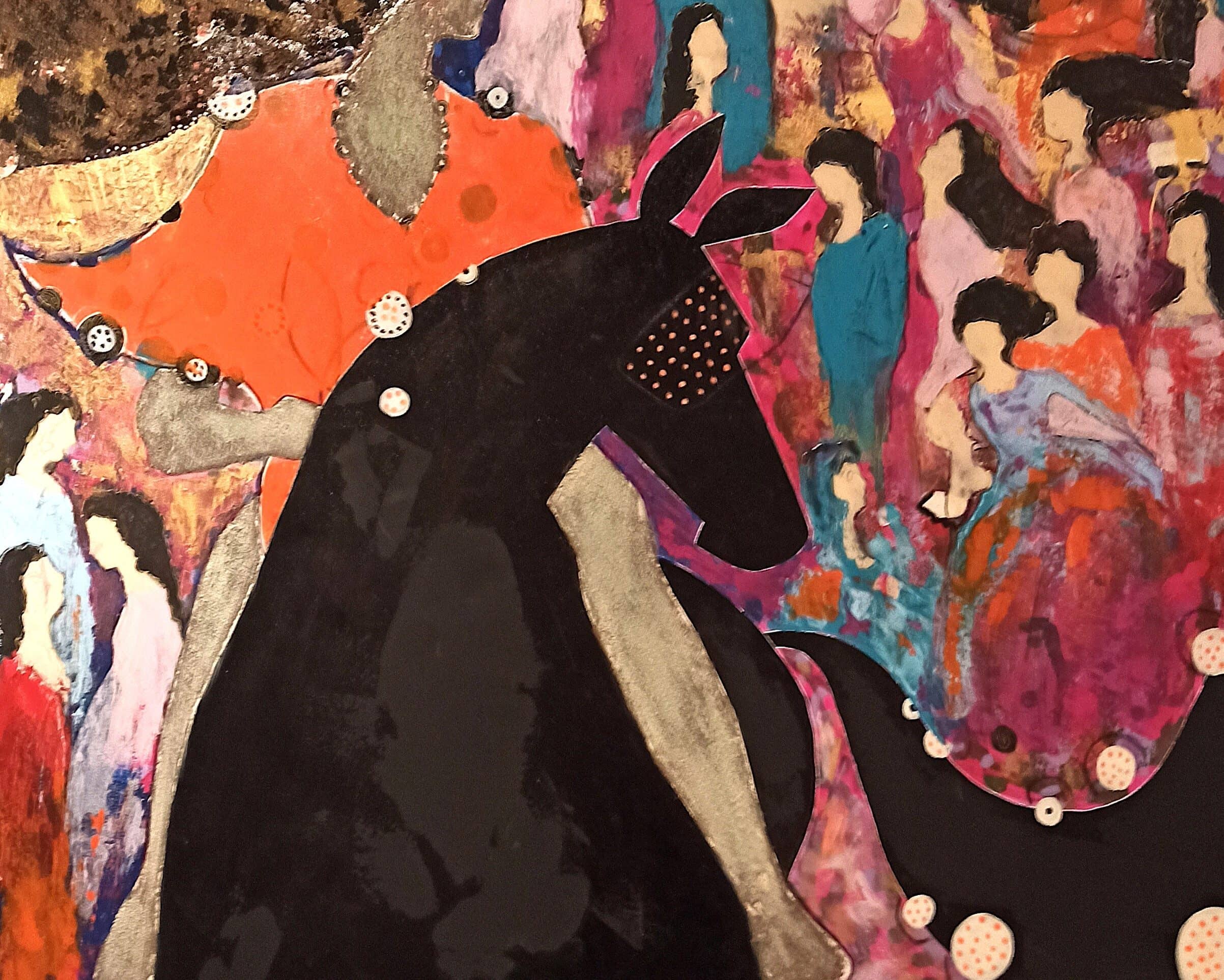 Pferd und bunte Menschenmenge bei Kultur- und Museumsverein Eibiswald, Kunstveranstaltung.